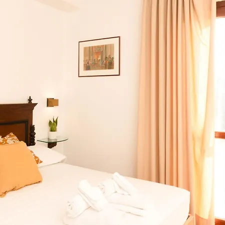 Oda ve Kahvaltı La Rocca Relais 3*